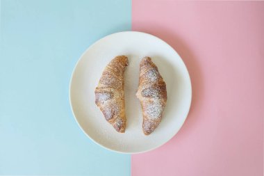 Beyaz Tabakta Lezzetli Fransız Kruvasanları Bir Işıkta Izole