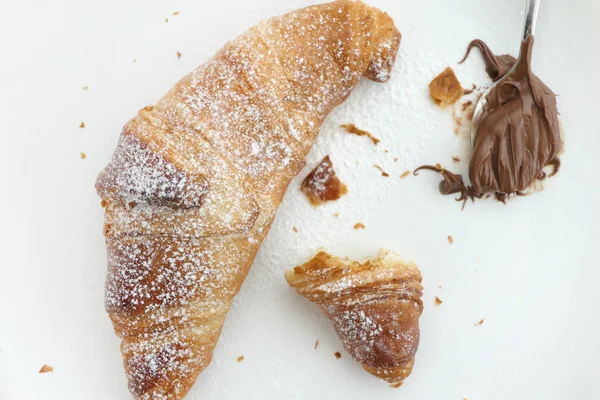 Heerlijke Franse croissants en chocolade in een witte plaat — Stockfoto