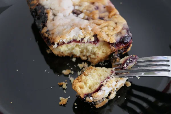 Eating Delicious Homemade Cake from a Black Plate — Stock Photo, Image