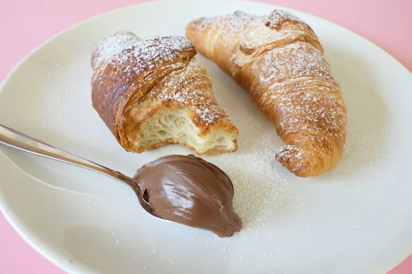 Köstliche französische Croissants und Schokolade in einem weißen Teller auf einem — Stockfoto