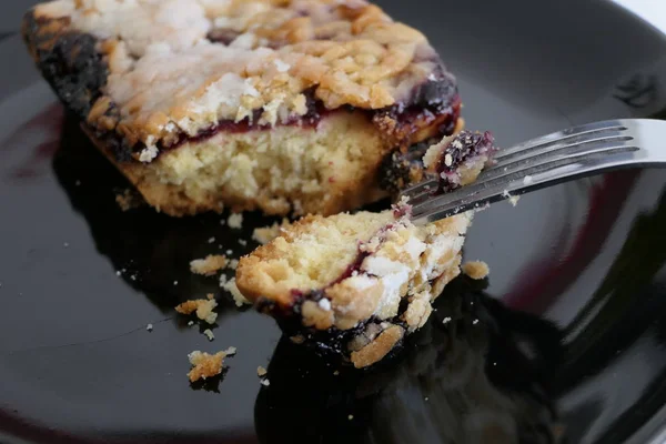 Eating Delicious Homemade Cake from a Black Plate — Stock Photo, Image