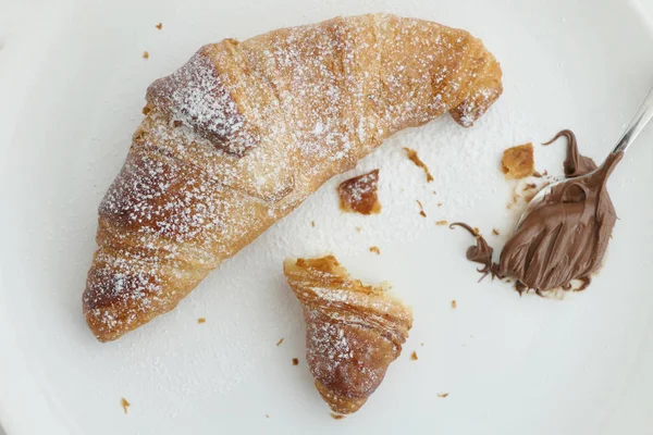 Köstliche französische Croissants und Schokolade in einem weißen Teller — Stockfoto