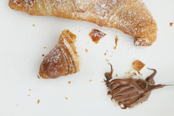 Heerlijke Franse croissants en chocolade in een witte plaat — Stockfoto