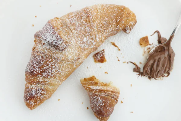 Heerlijke Franse croissants en chocolade in een witte plaat — Stockfoto