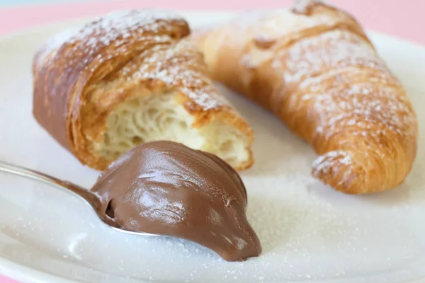 Ízletes francia croissant és csokoládé egy fehér lemez — Stock Fotó