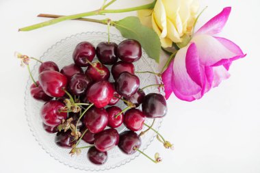 Şeffaf Bir Tabak ve Renkli Gül Taze Koyu Kırmızı Kiraz