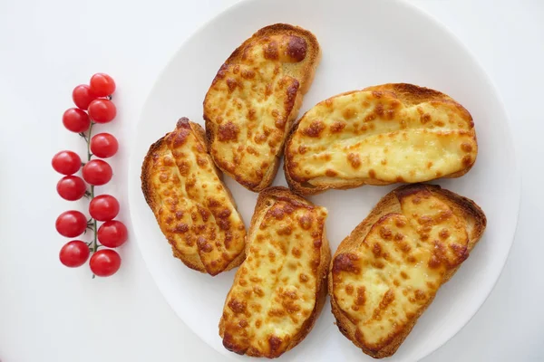 Tostadas de queso tostado y Tmatoes de cereza en una placa blanca — Foto de Stock