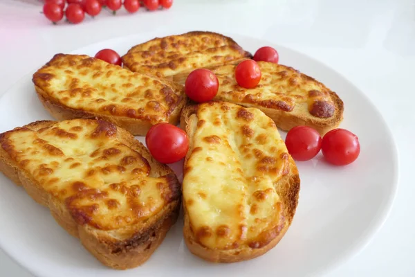Toasts Keju panggang dan Cherry Tmatoes dalam Lempeng Putih — Stok Foto