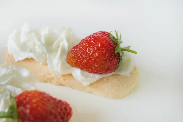 Печиво з вершками і полуниці ізольований на білому Backgro — стокове фото