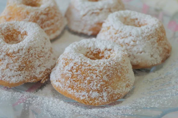 Mini Cakes met aardbeien geïsoleerd op een kleurrijke achtergrond — Stockfoto