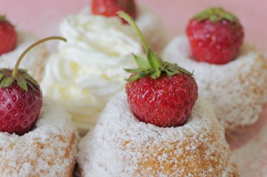 Pembe Arka Plan üzerinde izole Çilek ile Mini Kek