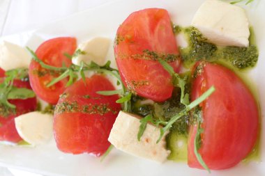 Domates, Mozarella ve Pesto ile Geleneksel İtalyan Salatası
