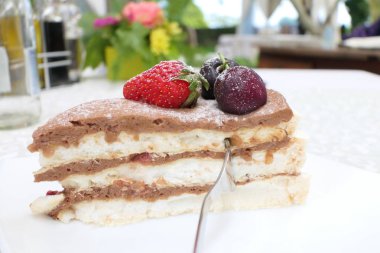 Bir Restoranda Çilek ve morello ile Kek
