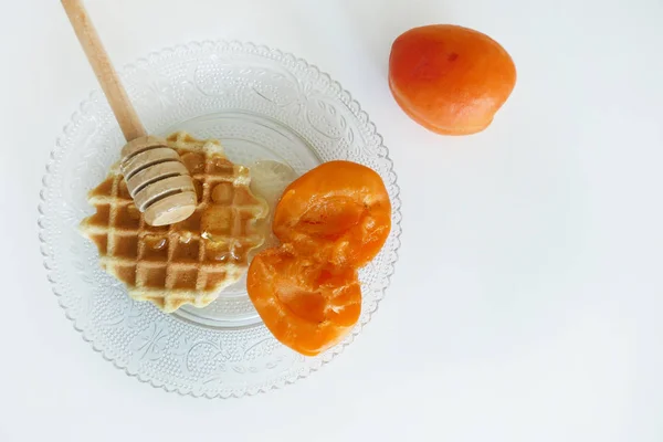 Вафли с медом и абрикосами изолированы на белом фоне — стоковое фото