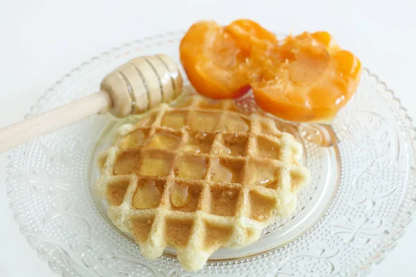 Gofre con miel y albaricoques aislados sobre fondo blanco — Foto de Stock