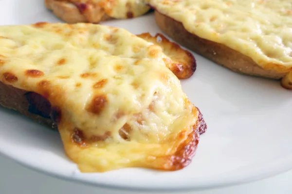 Плавлений сир на смаженому тості — стокове фото