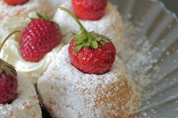 Mini pasteles con fresas aisladas sobre fondo negro — Foto de Stock