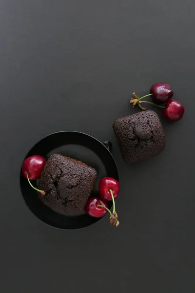 Juicy brownies a cseresznye izolált a fekete háttér — Stock Fotó
