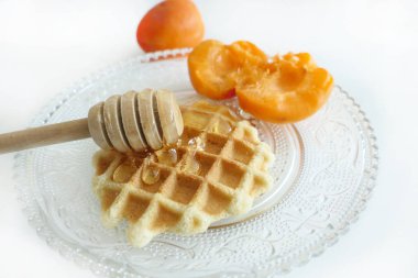 Beyaz Arka Planda Yalıtılmış Bal ve Kayısılı Waffle
