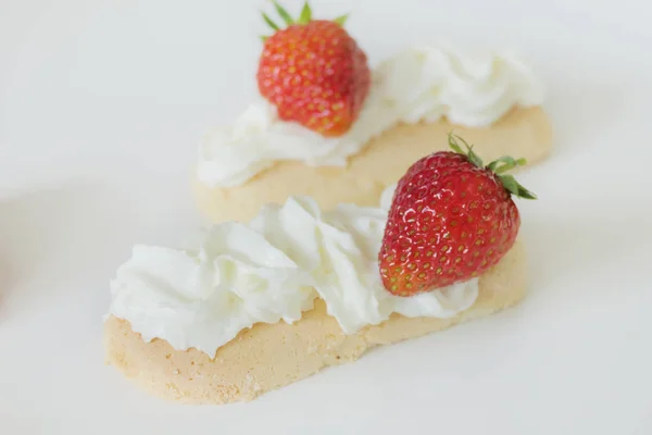 饼干与奶油和草莓隔离在白色后沟 — 图库照片