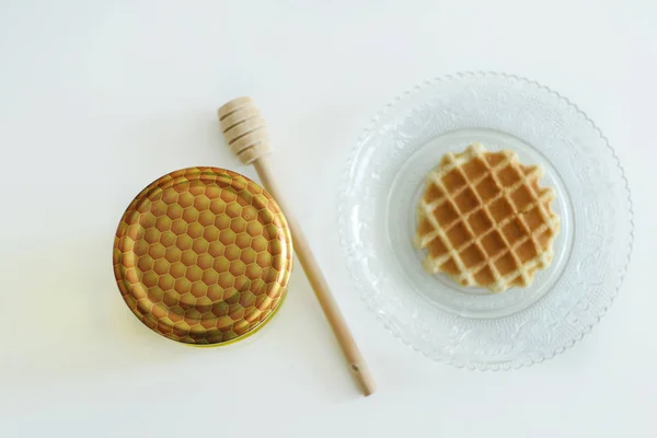 Waffle com jarro de mel isolado em um fundo branco — Fotografia de Stock