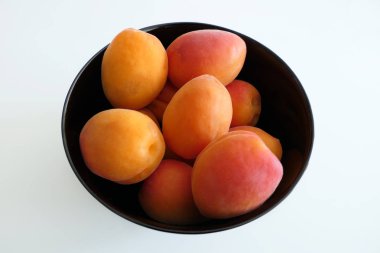 Beyaz Arka Plan üzerine izole edilmiş Bir Siyah Kase Kayısı