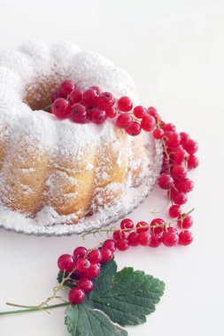 Beyaz Bac izole bir Tabakta Kırmızı Frenk Üzümü ile Ev Yapımı Kek
