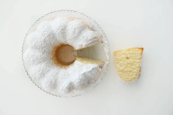 Zelfgemaakte taart in een plaat geïsoleerd op een witte achtergrond — Stockfoto