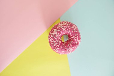 Sulu Pembe Serpilir Donut Geometrik Pembe, Mavi ve Sarı Arka Plan izole