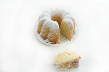 Beyaz Arka Plan üzerine izole bir Tabakta Ev Yapımı Kek