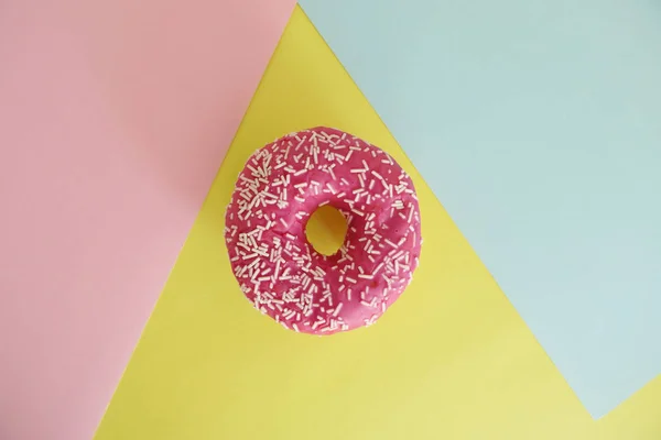 Sulu Pembe Serpilir Donut Geometrik Pembe, Mavi ve Sarı Arka Plan izole