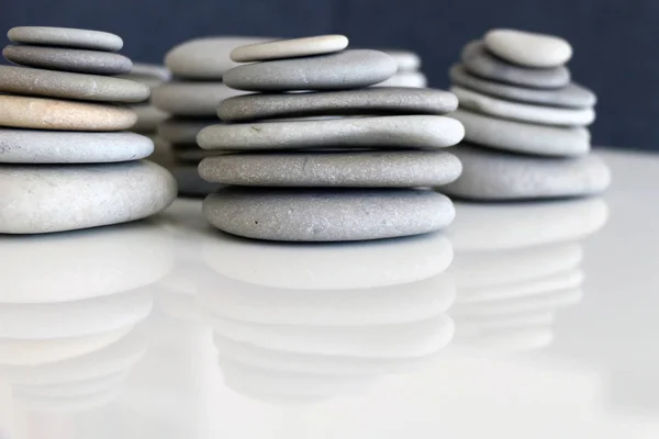 Ronde grijze stenen geïsoleerd op een witte achtergrond — Stockfoto