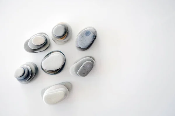 Runde graue Steine isoliert auf weißem Hintergrund — Stockfoto