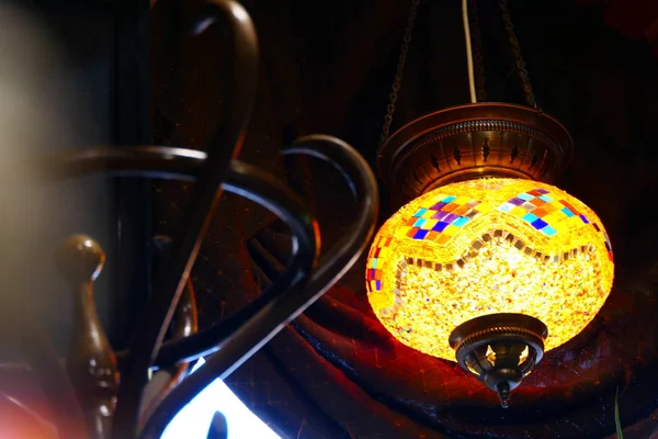 Барвисте скло традиційна східна висяча лампа — стокове фото