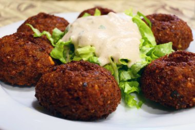 Sos lu ve Salatalı Geleneksel Oryantal Falafel Topları