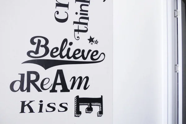 Creëer believe Dream Kiss inspiratie zwart-wit woorden als ik — Stockfoto