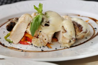 Erimiş Peynir ve Sebzeli Et Tabağı