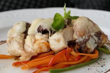 Erimiş Peynir ve Sebzeli Et Tabağı