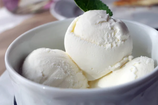 Vanille-Eiskugeln mit Minzblatt in einer Tasse — Stockfoto