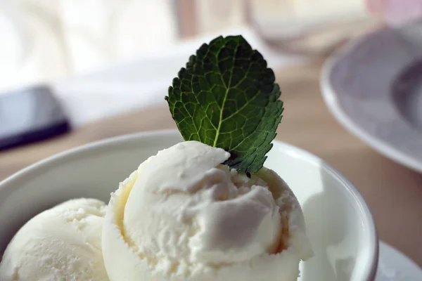 Vaniljglass bollar med ett myntblad i en kopp — Stockfoto