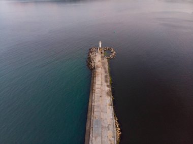 İzole edilmiş bir deniz fenerinin Drone Görünümü