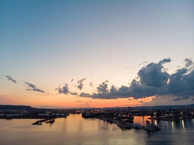 Deniz ve Varna Limanı 'nın dramatik gökyüzü ile gün batımında drone görüntüsü