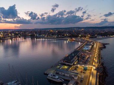 Deniz ve Varna Limanı 'nın dramatik gökyüzü ile gün batımında drone görüntüsü