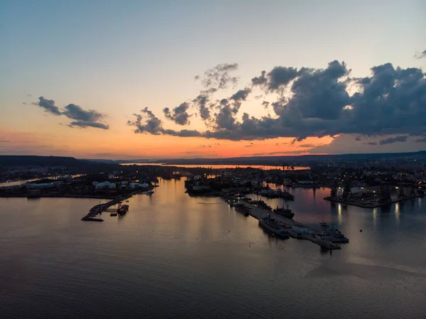 Drone Widok Morze Port Morski Warna Zachodzie Słońca Dramatycznym Niebem — Zdjęcie stockowe