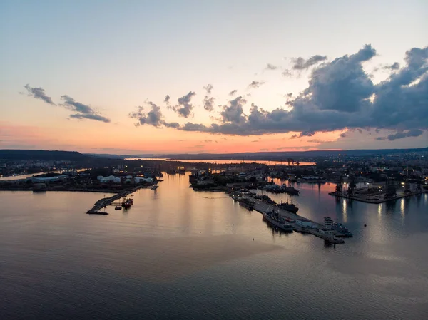 Drone Uitzicht Zee Varna Sea Port Bij Zonsondergang Met Dramatische — Stockfoto