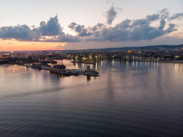 劇的な空で日没時に海とヴァルナ海港のドローンビュー — ストック写真