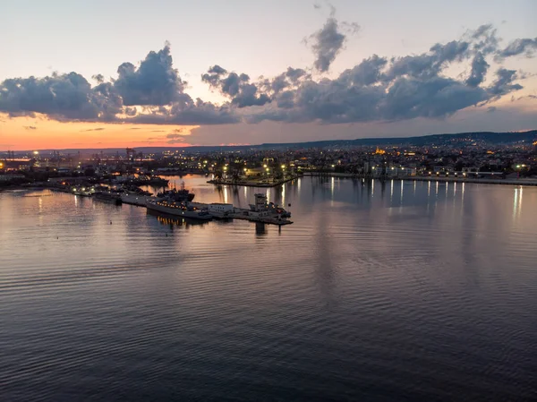 Drone Widok Morze Port Morski Warna Zachodzie Słońca Dramatycznym Niebem — Zdjęcie stockowe