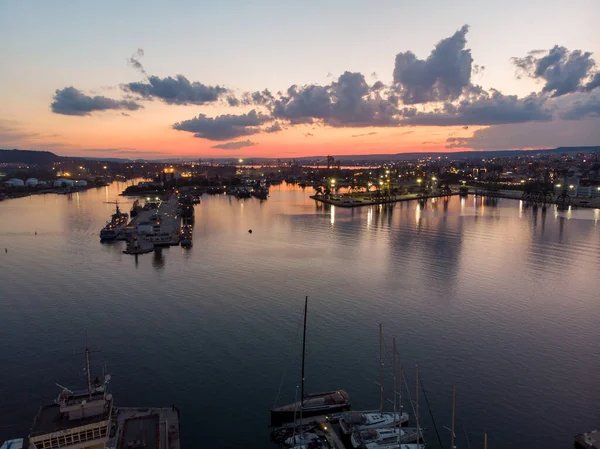 Drone Widok Morze Port Morski Warna Zachodzie Słońca Dramatycznym Niebem — Zdjęcie stockowe