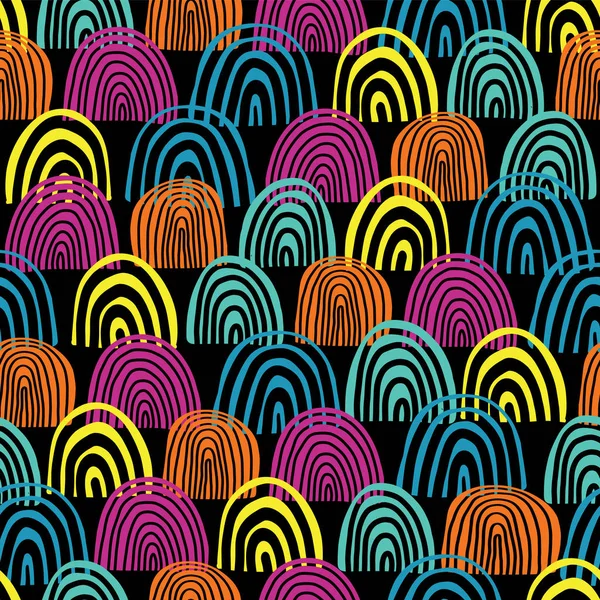 Doodle Regenbogen nahtlose Vektormuster. Blaue, rosa und orangefarbene Halbkreise auf schwarzem Hintergrund. Texturierter Hintergrund. Hand gezeichnet Regenbogen Formen endlosen Hintergrund. grafische Illustration — Stockvektor