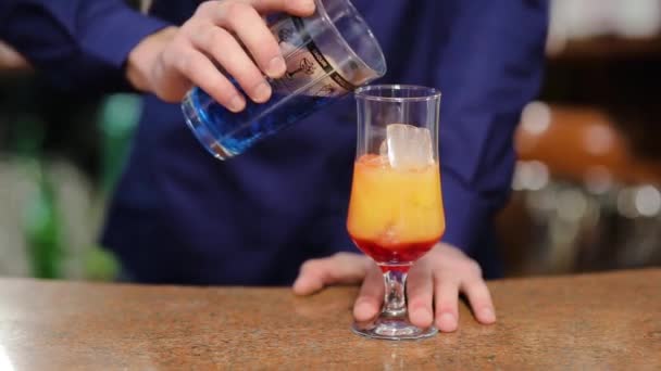 Machen Cocktailfüllung Blaue Flüssigkeit Das Glas — Stockvideo